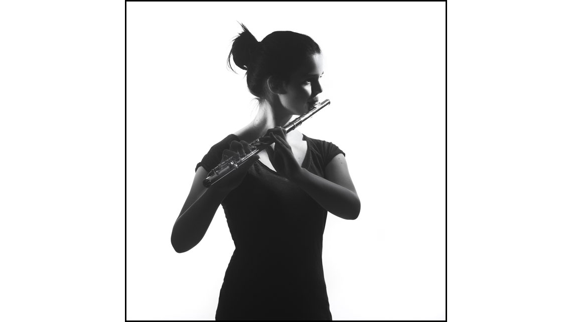 Portrait en noir et blanc de Louise, élève au Conservatoire de Bordeaux, jouant de la flûte traversière. © Richard Nourry