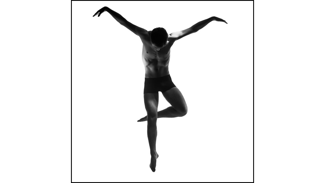 Portrait en noir et blanc de Hugo, danseur au Conservatoire de Bordeaux. © Richard Nourry