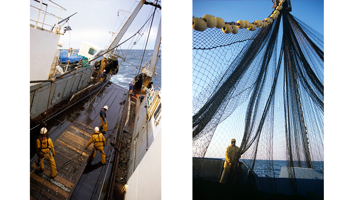 Diptypque : à gauche trois pêcheurs sur le pont arrière d'un chalutier industriel qui gîte en Mer d'Ecosse ; à droite, sur une Méditerrannée calme, un pêcheur travaille sur les filets d'un thonier de Sète ; © Richard Nourry