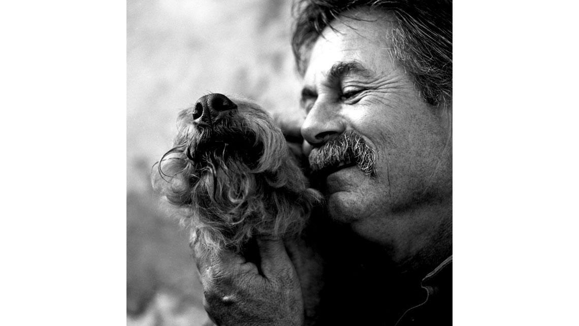 Portrait de Gilles Bergon et de son chien, Château de Cots - Côtes de Bourg ; © Richard Nourry