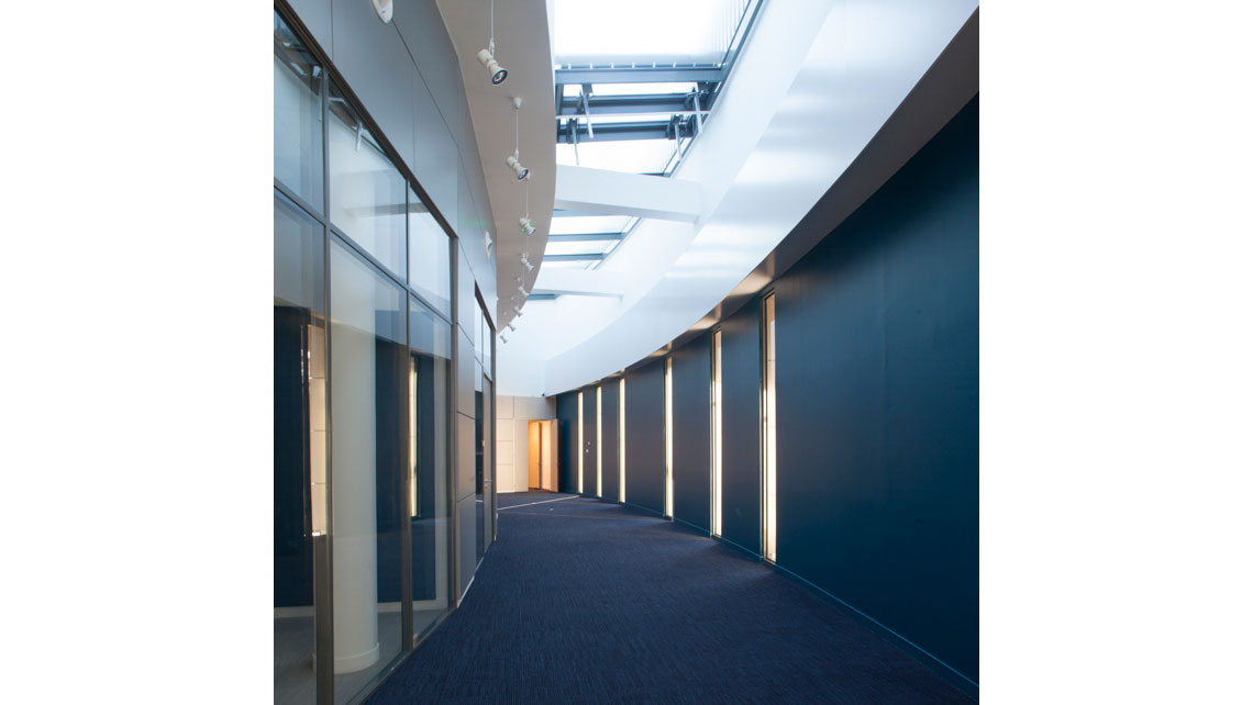 Photo d'un couloir intérieur d'un bâtiment Thalès à Merignac (Projet GA Smart Building) ; © Richard Nourry