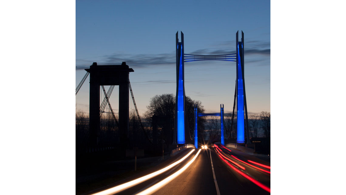  Le nouveau pont suspendu de Verdun-sur-Garonne photographié de nuit; © Richard Nourry