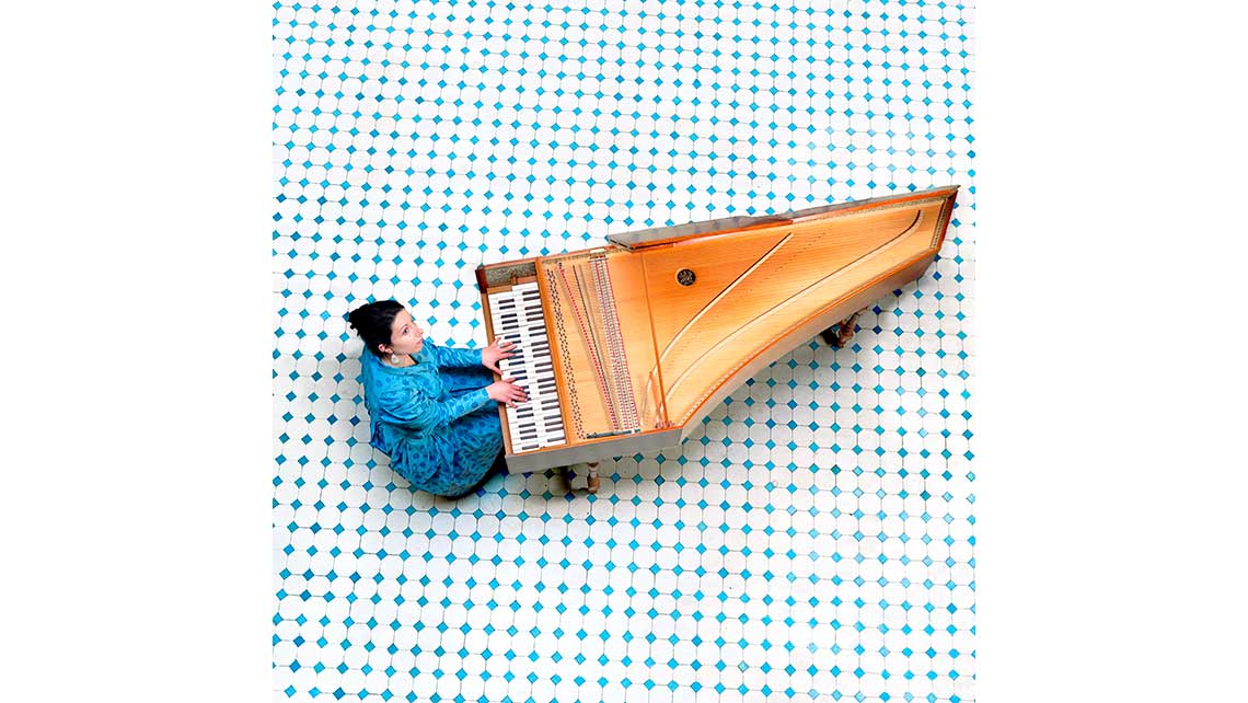 Portrait d'Anaïs, claveciniste au Conservatoire de Bordeaux. Elle a posé son clavecin sur un beau sol carrelé blanc et bleu. © Richard Nourry