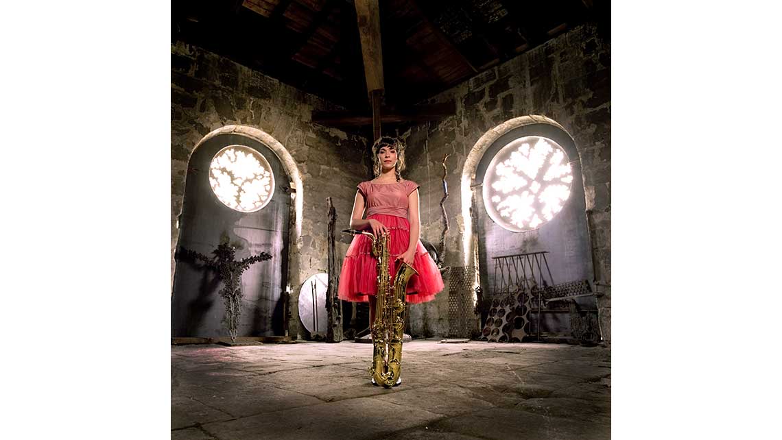 Portrait de Maria, élève au Conservatoire de Bordeaux, tenant son saxophone dans un lieu mystérieux. © Richard Nourry