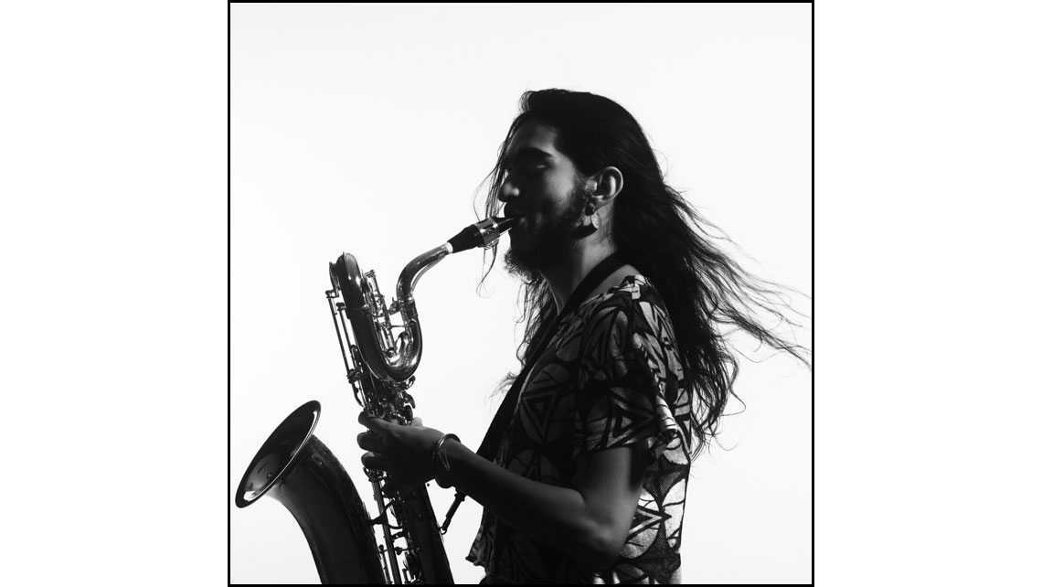 Portrait en noir et blanc de Felipe, élève du Conservatoire de Bordeaux, jouant du saxophone. © Richard Nourry