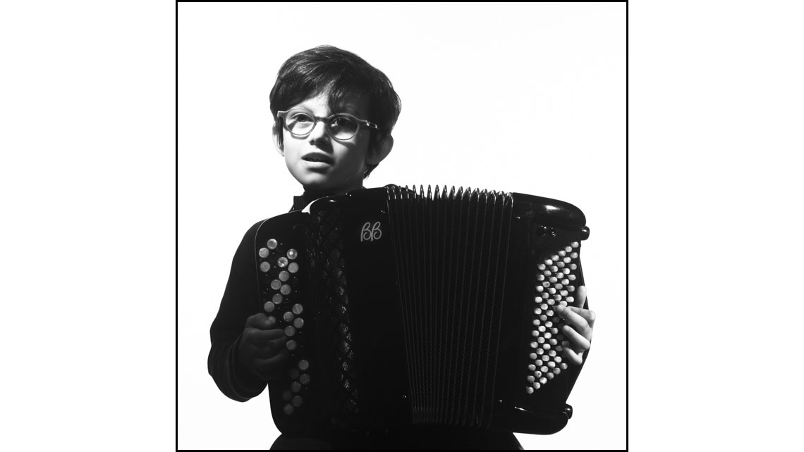 Portrait en noir et blanc de Max, élève du Conservatoire de Bordeaux, jouant de l'accordéon. © Richard Nourry