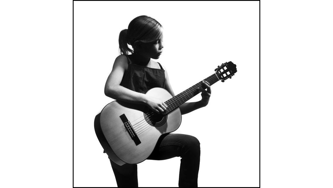 Portrait en noir et blanc de Cécile, élève au Conservatoire de Bordeaux, avec sa guitare. © Richard Nourry