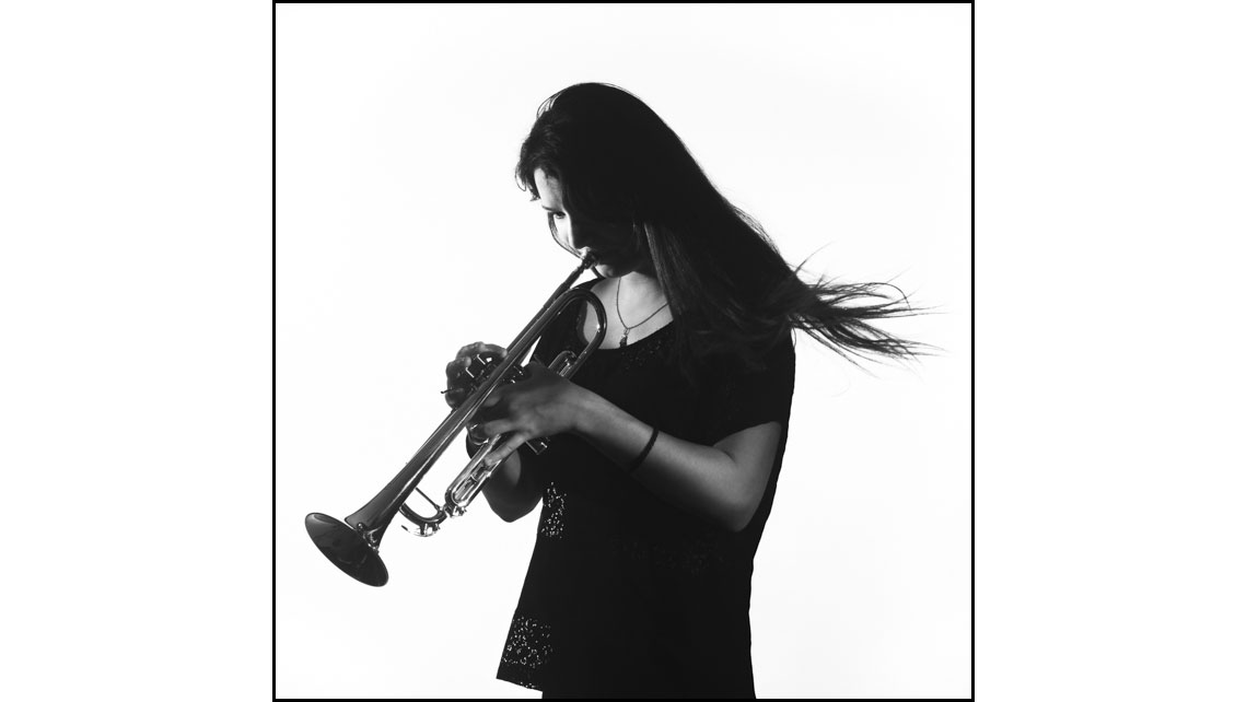 Portrait en noir et blanc de Mona, élève au Conservatoire de Bordeaux, jouant de la trompette. © Richard Nourry