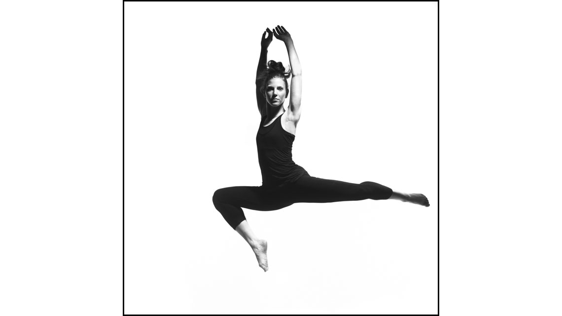 Portrait en noir et blanc d'Élodie, danseuse au Conservatoire de Bordeaux. © Richard Nourry