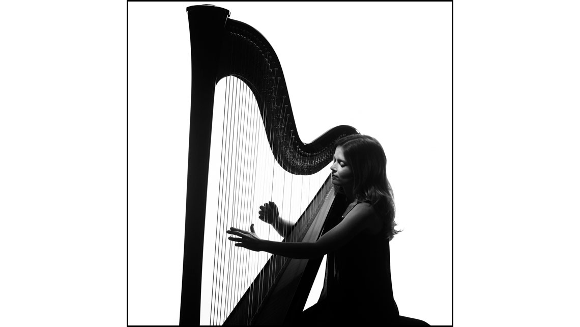 Portrait en noir et blanc de Léna, élève au Conservatoire de Bordeaux, jouant de la harpe. © Richard Nourry