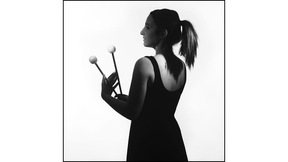 Portrait en noir et blanc de Marie, percussionniste au Conservatoire de Bordeaux. © Richard Nourry