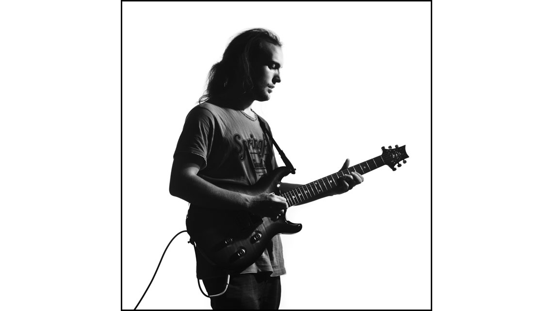 Portrait en noir et blanc de Robin, guitariste au Conservatoire de Bordeaux. © Richard Nourry