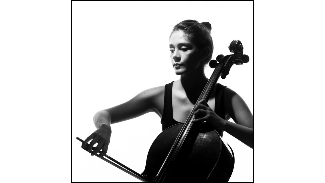 Portrait en noir et blanc de Marie, violoncelliste au Conservatoire de Bordeaux. © Richard Nourry