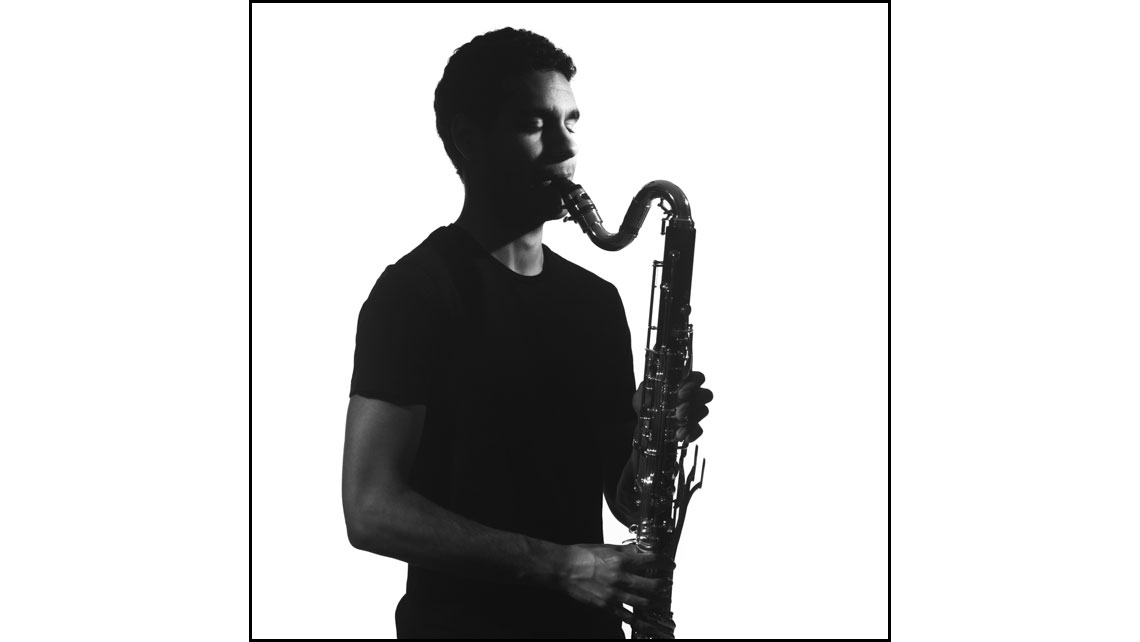 Portrait en noir et blanc de Nathan, clarinettiste au Conservatoire de Bordeaux. © Richard Nourry
