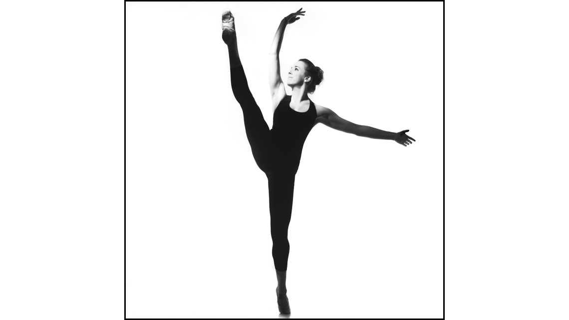 Portrait en noir et blanc de Annie, danseuse au Conservatoire de Bordeaux. © Richard Nourry