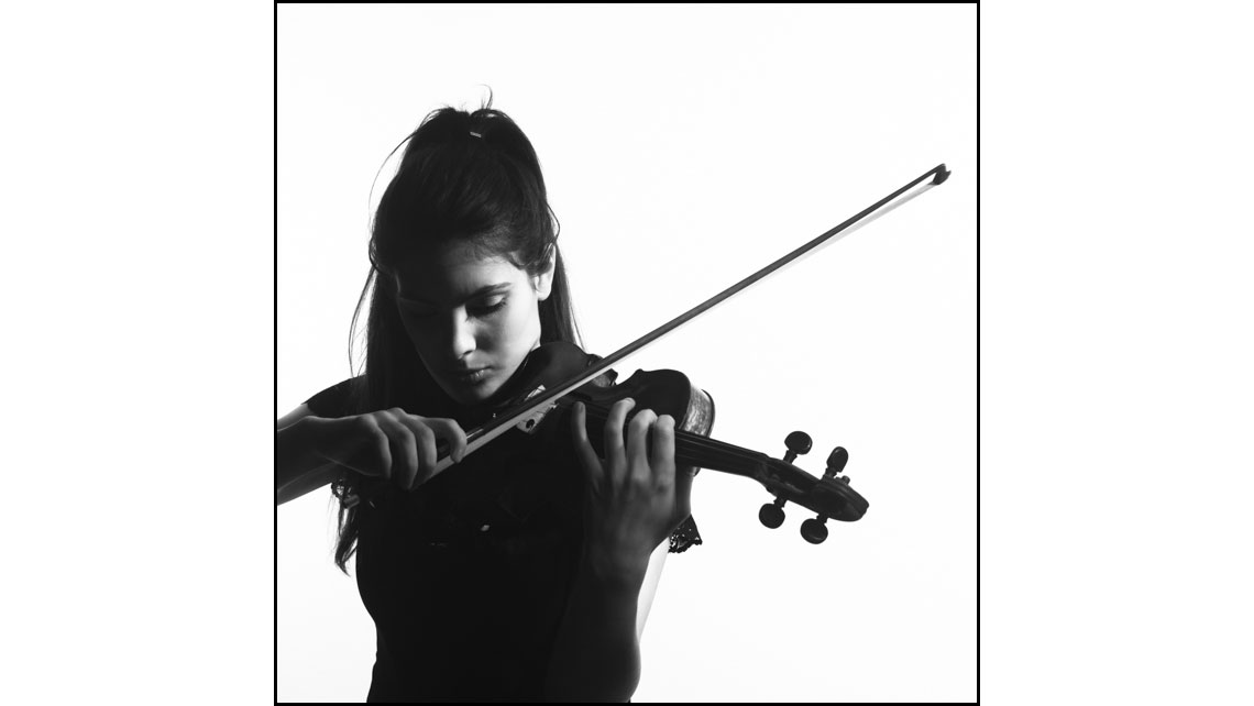 Portrait en noir et blanc de Tiphaine, violoniste au Conservatoire de Bordeaux. © Richard Nourry