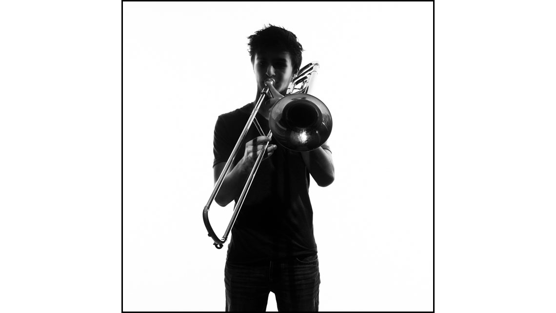 Portrait en noir et blanc de Louis, tromboniste au Conservatoire de Bordeaux. © Richard Nourry