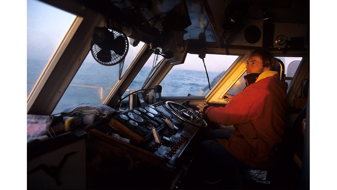 Capitaine dans le poste de pilotage d'un fileyeur d'Arcachon ; © Richard Nourry