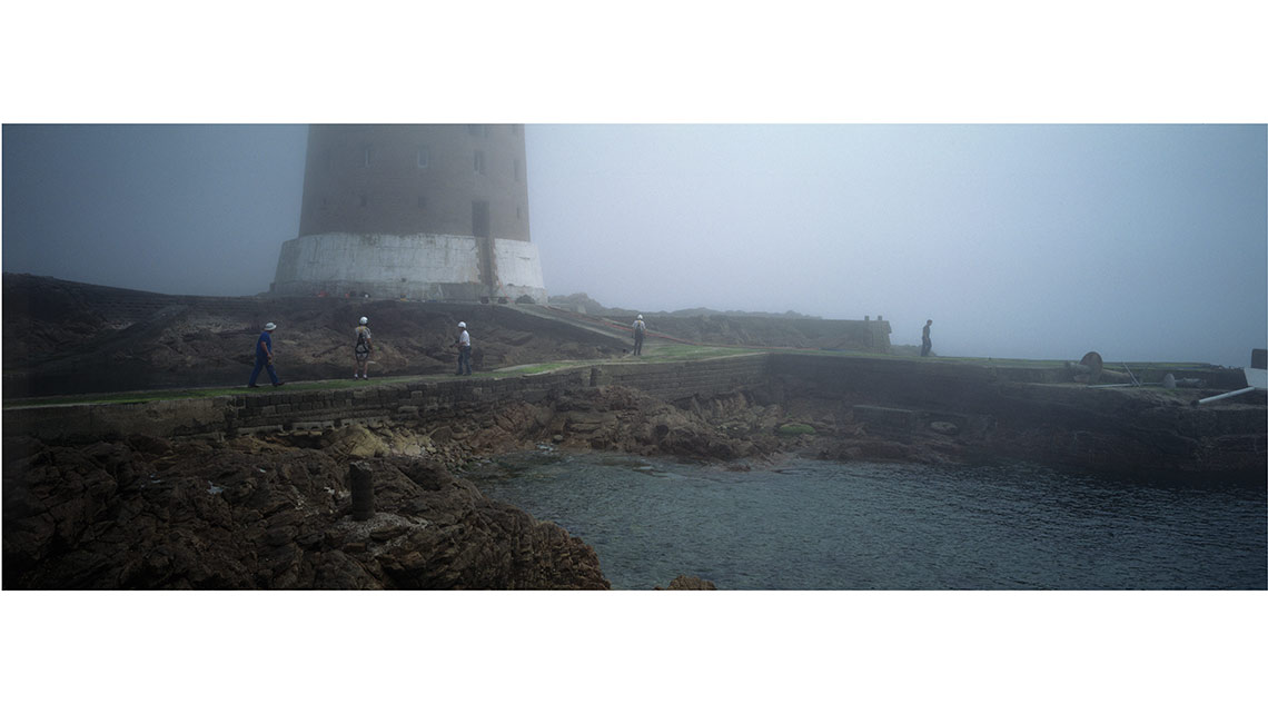 Panoramique du débarcadère et du bas du phare des Roches Douvres vers lequel les employés des Phares et Balises se dirigent dans la brume ; © Richard Nourry