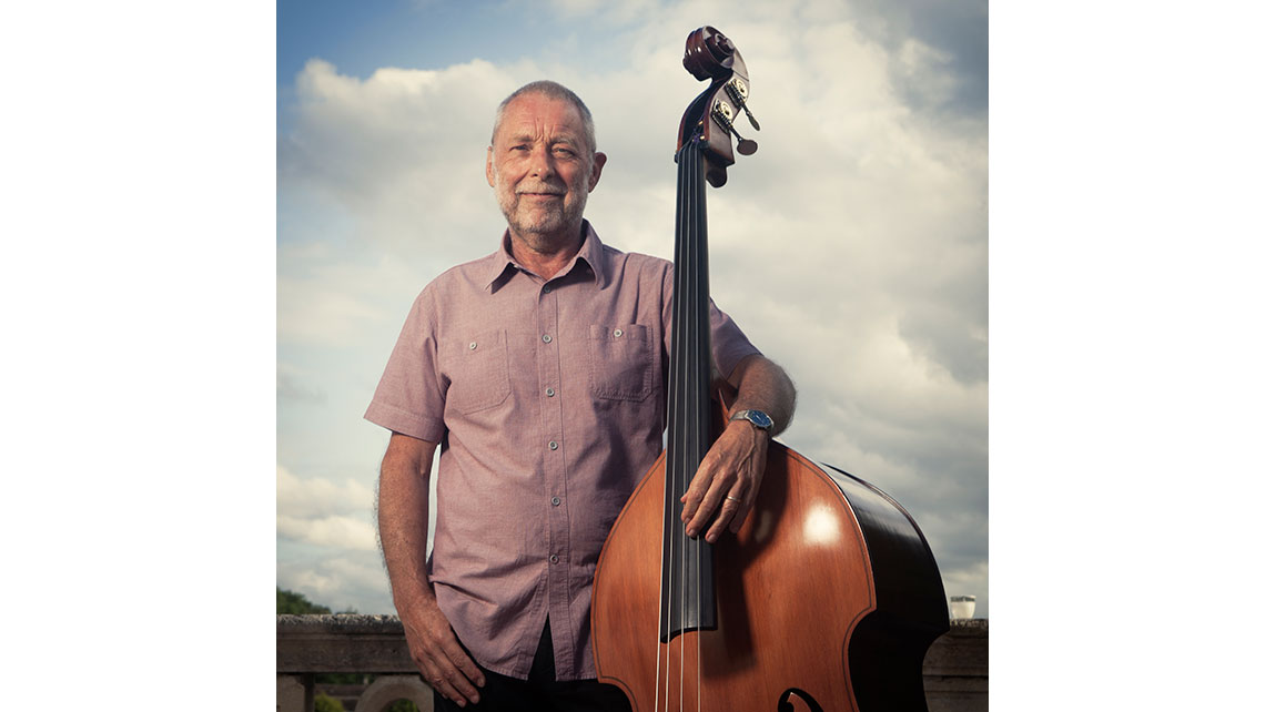 Portrait de Dave Holland avec sa contrebasse à Jazz and Wine ; © Richard Nourry
