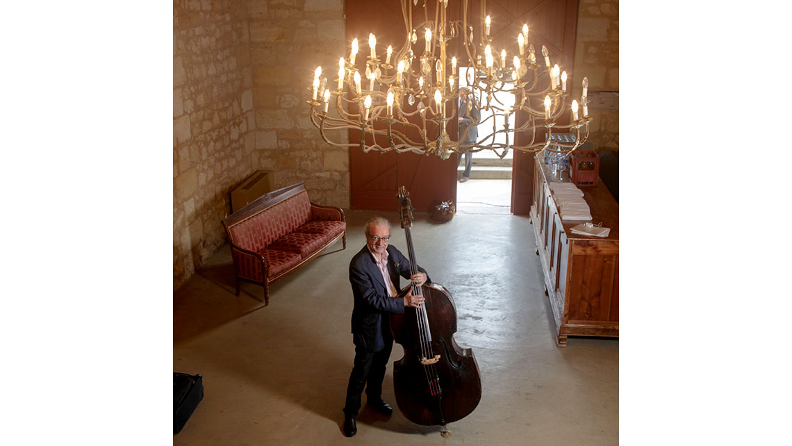 Ricardo Del Fra et sa contrebasse dans le hall de réception du château avant son concert à Jazz and Wine  ; © Richard Nourry