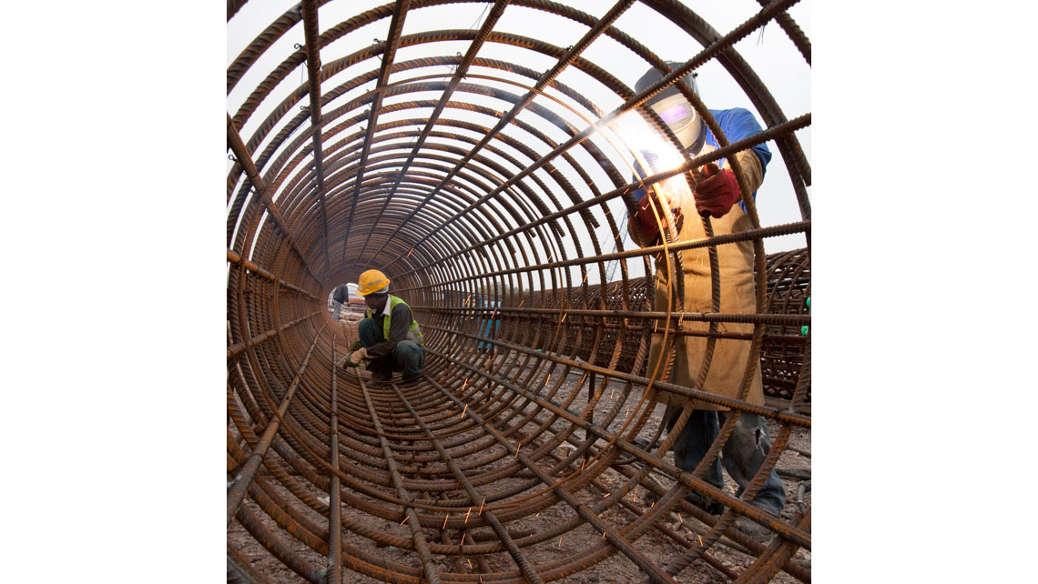 Deux soudeurs assemblent une structure métallique sur le chantier du pont Chaban-Delmas ; © Richard Nourry