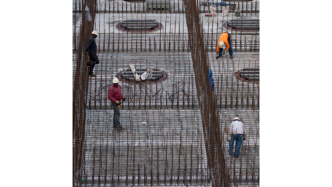 béton armé et les ouvriers sur le chantier du pont Chaban-Delmas ; © Richard Nourry