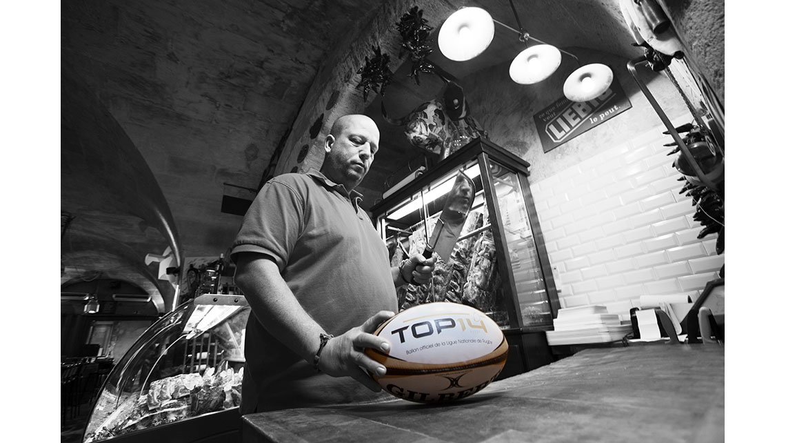 Portrait d'un boucher tenant un ballon de rugby, © Richard Nourry