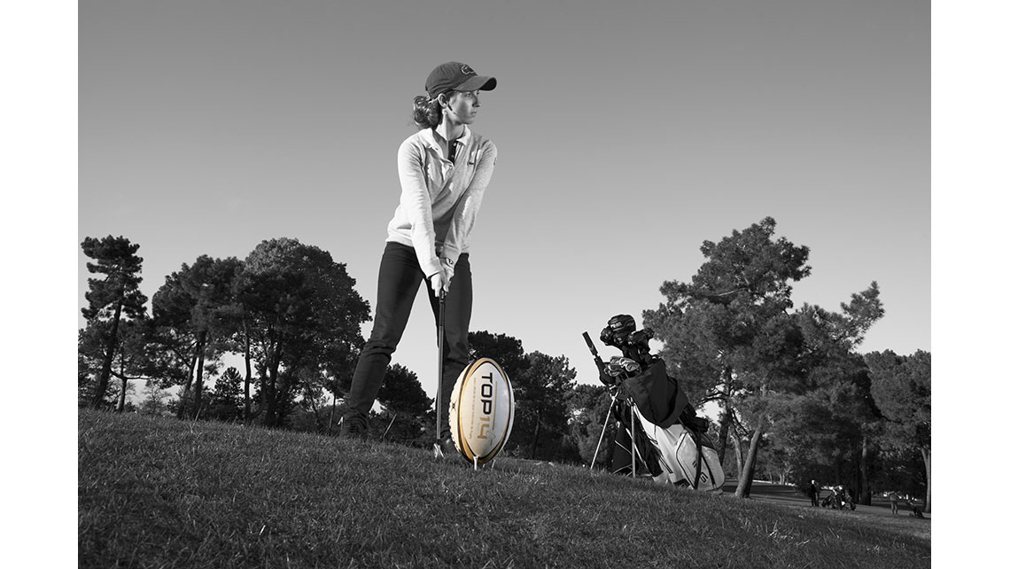 Portrait d'une golfeuse se préparant à taper dans un ballon de rugby, © Richard Nourry