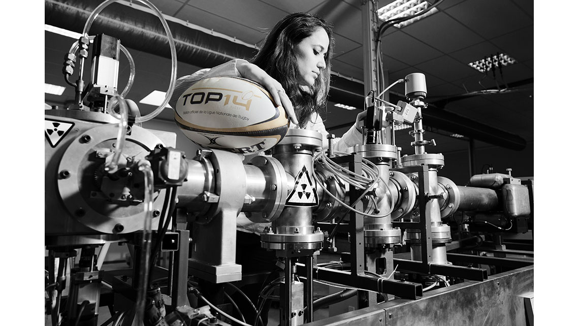 Portrait d'une chercheuse dans son laboratoire où elle a placé un ballon de rugby, © Richard Nourry