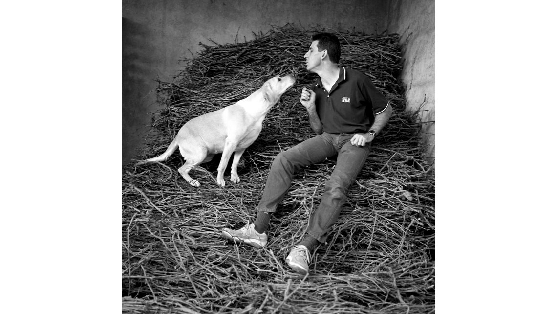 Portrait d'Eric Feillon et de son chien Rustine, Château Les Rocques - Côtes de Bourg ; © Richard Nourry